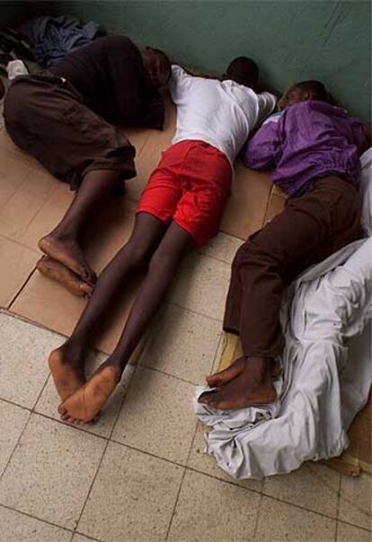 Ex niños soldado afectados por el VIH, en una  calle de Monrovia (Liberia).