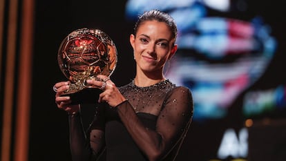 TOPSHOT - FC Barcelona's Spanish midfielder Aitana Bonmati receives the Women's Ballon d'Or award during the 2023 Ballon d'Or France Football award ceremony at the Theatre du Chatelet in Paris on October 30, 2023. (Photo by FRANCK FIFE / AFP)