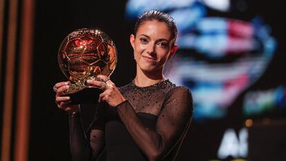 TOPSHOT - FC Barcelona's Spanish midfielder Aitana Bonmati receives the Women's Ballon d'Or award during the 2023 Ballon d'Or France Football award ceremony at the Theatre du Chatelet in Paris on October 30, 2023. (Photo by FRANCK FIFE / AFP)