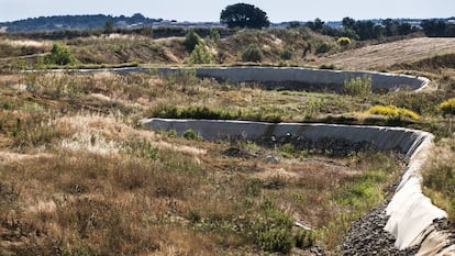 Vista del vertedero de Vacamorta, con residuos cubiertos por una capa de tierra.
