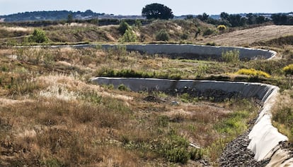 Vista d'una part de l'abocador de Vacamorta, amb els residus coberts per una capa de terra.