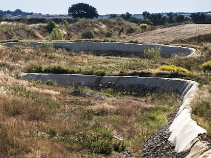 Vista del vertedero de Vacamorta, con residuos cubiertos por una capa de tierra.