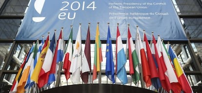 Banderas a la entrada de la Comisi&oacute;n Europea