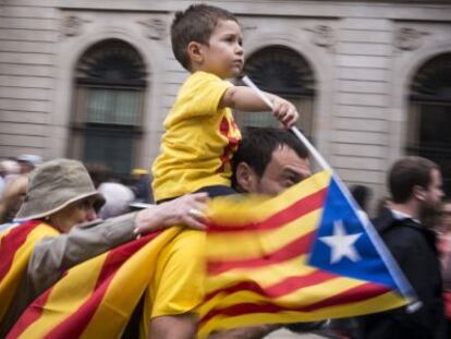 Participantes en la Via Catalana de 2013 en la plaza de Sant Jaume de Barcelona.