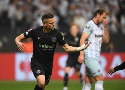 Europa League: Rafael Santos Borré celebra el gol del Eintracht ante el West Ham
