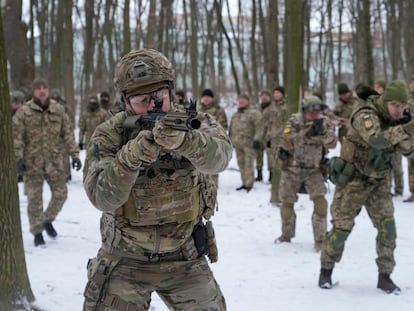 Voluntarios del Ejército ucranio entrenan en un parque de Kiev el sábado.