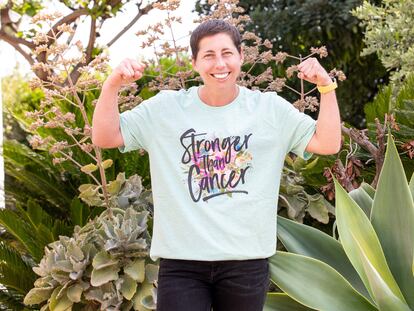 Carla Suárez, con el lema "Más fuerte que el cáncer" en su camiseta. / ÁLVARO RAMA