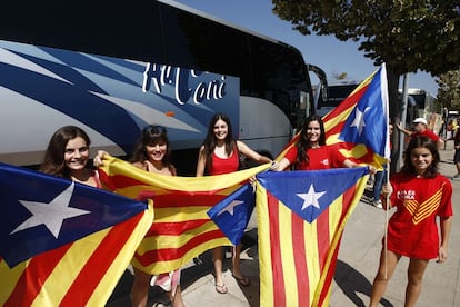 Salida de autobuses con participantes de la "V "desde Banyoles (Girona) hacia Barcelona.