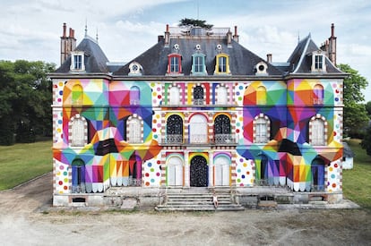 ‘Skull Mirror’ (Okuda San Miguel, 2017) pintado sobre la fachada del Château de La Valette, en el Valle del Loira. Ahora solo hay que buscar las calaveras.