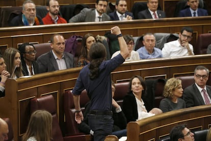 Pablo Iglesias alza el puño tras jurar su cargo ante los diputados Íñigo Errejón y Carolina Bescansa (Podemos), Marta Martín y José Manuel Villegas (Ciudadanos), en la primera fila. Detrás, de izquierda a derecha, Irene Montero, Àngela Ballester, Rita Bosaho, Rubén Martínez Dalmau, Rosana Pastor (Podemos), Marta Sorlí, Joan Baldoví e Ignasi Candela (Compromís). En la última fila, de izquierda a derecha, Pedro Arrojo y David Bravo (Podemos), José Cano, Rodrigo Gómez, Domingo Lorenzo y Vicente Ten (Ciudadanos).