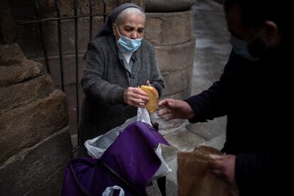 Desde que comenzó la pandemia, las colas del hambre se han disparado no sólo en Ourense sino también en el resto de ciudades gallegas y en España. Tan sólo en el último año, Cruz Roja ha atendido a más de tres millones de personas, más de 111.000 en el caso de Galicia.