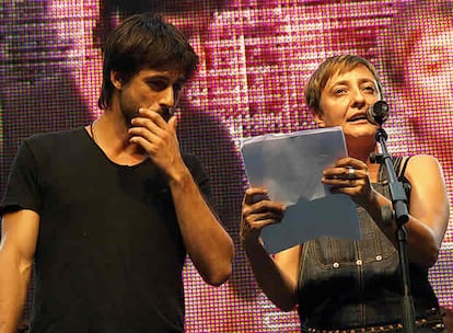 El público ha recibido con aplausos a la presentadora Eva Hache y al actor Hugo Silva, conocido por series de televisión como Los hombres de Paco, quien ha aprovechado la ocasión para mandar un saludo a su padre, "vecino del barrio de Chueca y maricón perdido", ha dicho.