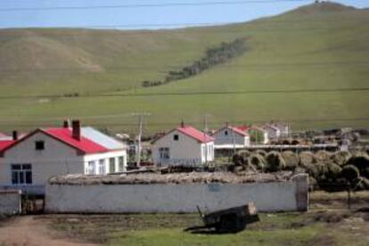 Imagen de un poblado del distrito de Hulunber, en Mongolia Interior (China), donde pueden apreciarse las construcciones modernas frente a la tradicional yurta desmontable de los nmadas.