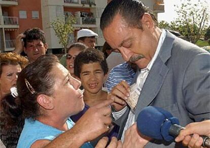 Muñoz reparte entradas ayer para una corrida de toros en la puerta de la Plaza de Toros de Marbella.