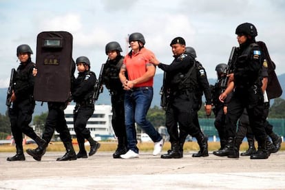 Orellana es escoltado hacia el avión de la DEA.