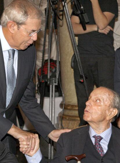 El presidente de la Xunta de Galicia, Emilio Pérez Touriño, saluda al presidente fundador del PP, Manuel Fraga, en el desayuno informativo organizado hoy por Nueva Economía Fórum.