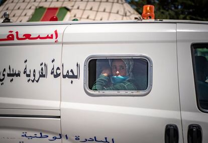 Una paciente enferma de coronavirus es traslada en ambulancia a un centro hospitalario de Rabat (Marruecos).