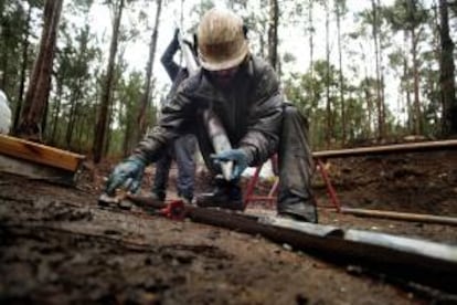 En la imagen, un operario extrae trazas de mineral de cara a determinar los lugares de la futura explotación.