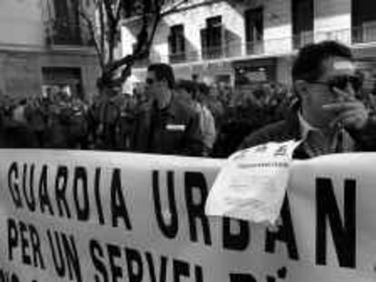 B 33654- (30.3.2000) - Color - Manifestación de la Guardia Urbana delante del edificio de la sub-unidad de circulación de Bcn. - Foto : Marcel.lí Sáenz -