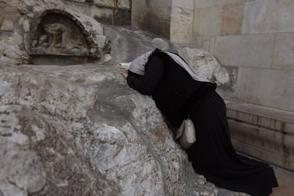 Una peregrina reza en Getsemaní. El jardín está ubicado a los pies del Monte de los Olivos, en Jerusalén.