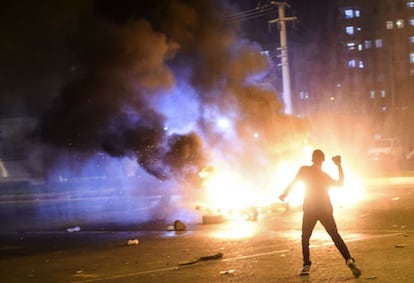 Eenfrentamientos entre policías antidisturbios y manifestantes kurdos en la ciudad suroriental de Diyarbakir, después de los primeros resultados de las elecciones generales de Turquía que mostraron una clara victoria al Partido Justicia y Desarrollo (AKP). La policía turca disparó gases lacrimógenos y cañones de agua a los kurdos.