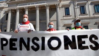 Concentración del Movimiento de Pensionistas de País Vasco y Navarra, en noviembre de 2020, ante el Congreso de los Diputados.