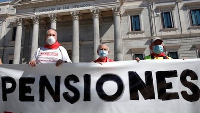 Una representación del Movimiento de Pensionistas de la Comunidad Autónoma Vasca y Navarra en una concentración ante el Congreso de los Diputados.