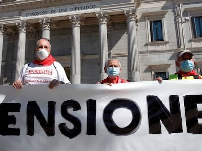 Una representación del Movimiento de Pensionistas de la Comunidad Autónoma Vasca y Navarra en una concentración ante el Congreso de los Diputados.