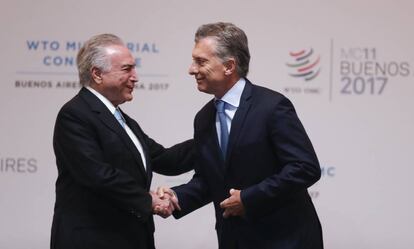 Michel Temer e Mauricio Macri se cumprimentam na confer&ecirc;ncia da OMC, no domingo.