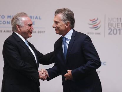 Michel Temer e Mauricio Macri se cumprimentam na confer&ecirc;ncia da OMC, no domingo.