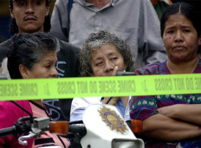 Familiares y amigos de una mujer guatemalteca que fue disparada en una parada de autobús en 2004.