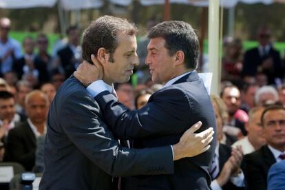 Joan Laporta saludant Sandro Rosell en la presa de possessió el 2010.