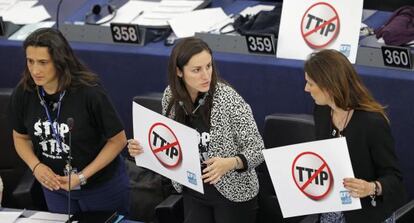 Europarlamentarios contrarios al TTIP en el Pleno de Estrasburgo.