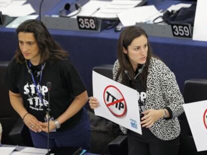 Europarlamentarios contrarios al TTIP en el Pleno de Estrasburgo.