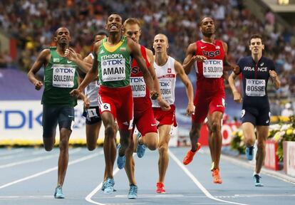 Mohammed Aman (en primer término) consigue el oro en la prueba de 800 metros, por delante del estadounidense Nick Symmonds, y ante la notable ausencia del keniata David Rudisha.