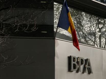 Una mujer pasa frente a una oficina del BPA en Andorra