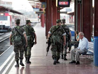Militares de Infantería de Marina patrullan, en la tarde de ayer, por la estación de Chamartín.