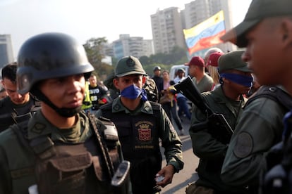 Militares opositores ao regime de Nicolás Maduro no exterior da base militar de Carlota, em Caracas.