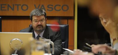 El consejero de Empleo y Políticas Sociales, Juan María Aburto, este lunes en su comparecencia en el Parlamento vasco. 