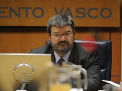 El consejero de Empleo y Políticas Sociales, Juan María Aburto, este lunes en su comparecencia en el Parlamento vasco. 