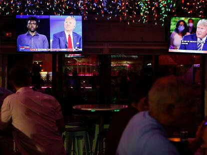 Um restaurante em Tampa (Flórida) com a transmissão dos dois eventos dos candidatos à presidência dos EUA.