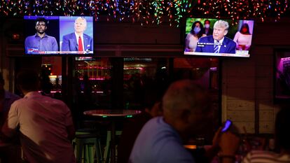 Um restaurante em Tampa (Flórida) com a transmissão dos dois eventos dos candidatos à presidência dos EUA.