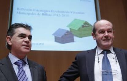 Los responsables de Vivienda del Ayuntamiento de Bilbao durante su comparecencia de hoy.