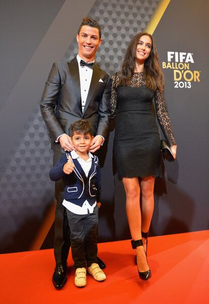 Cristiano Ronaldo, acompañado de su hijo e Irina Shayk, llegando a la gala de entrega del Balón de Oro en Zúrich, Suiza.