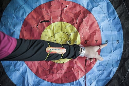 El arco, al estirar el brazo, pesa 25 kilos. El tirador tiene 20 segundos para disparar sus flechas. "No puedes moverte de un milímetro, imagínate cuando hace viento... Si te mueves de un milímetro las flechas se desvían de medio metro", explica Miguel Alvariño.