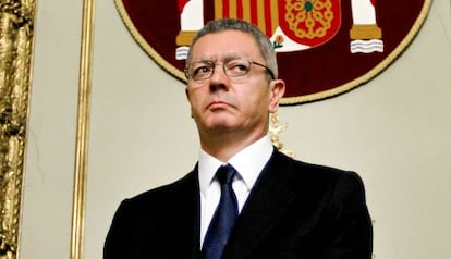 El ministro de Justicia, Alberto Ruiz-Gallard&oacute;n, en la sede del ministerio.