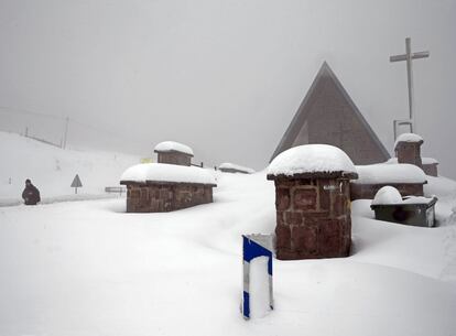 Un peregrino pasa por el alto de Ibañeta que presentaba este mediodía un importante espesor de nieve tras las intensas nevadas que durante esta madrugada han caído fundamentalmente en el norte de la Comunidad Foral Navarra.