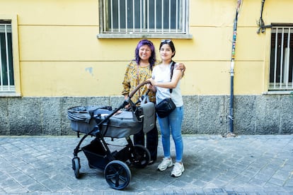 De la Rosa, junto a su bebé y su tía Gladys, este viernes en Madrid, después de recoger a la niña.