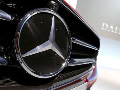 Logo de Mercedez Benz en un automóvil
