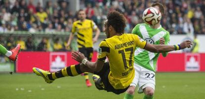 Aubameyang, del Dortmund, intenta llegar a un balón ante Arnold,